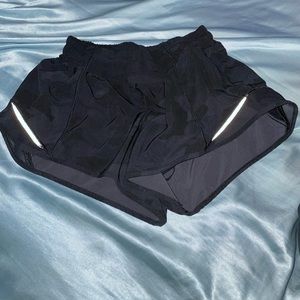 Lululemon Hotty Hots (size 4, 2.5 in)